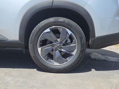 Used 2025 Nissan Rogue SV FWD image 5