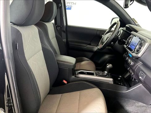 Used 2022 Toyota Tacoma TRD Off-Road image 6