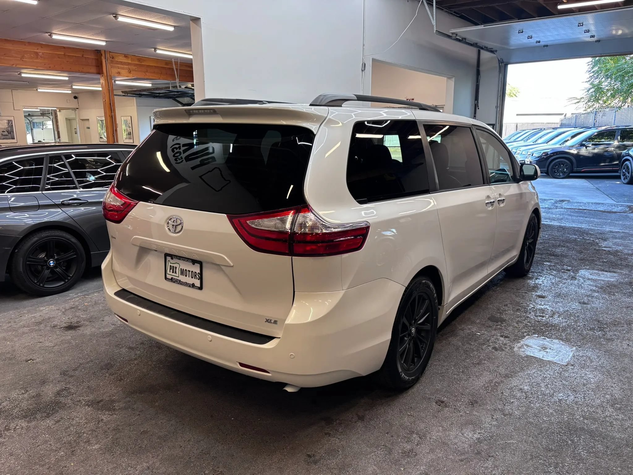 Used 2015 Toyota Sienna XLE w/ XLE Navigation Package FWD image 5