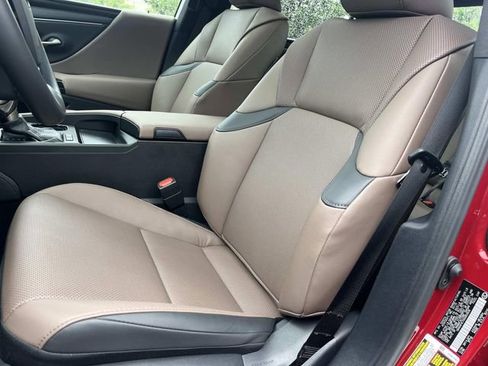 Used 2025 Lexus ES 300h w/ Premium Package FWD image 32