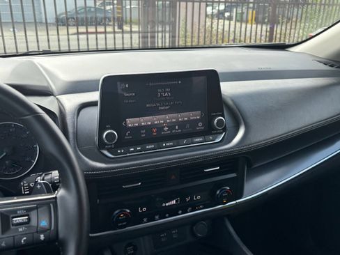 Used 2025 Nissan Rogue SV FWD image 17