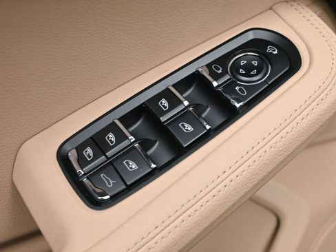 Used 2026 Porsche Macan AWD/4WD image 19