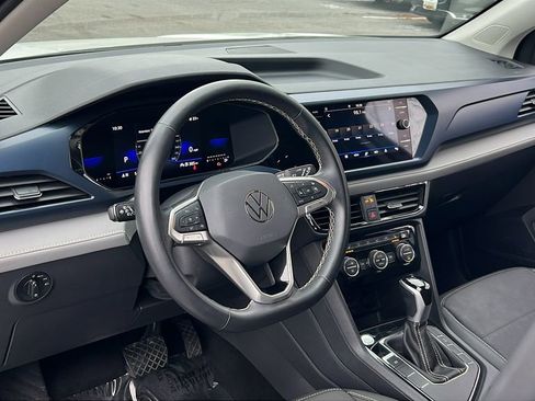 Used 2024 Volkswagen Taos SE image 19
