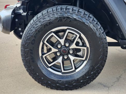 Used 2024 Jeep Gladiator Rubicon w/ Convenience Group image 13