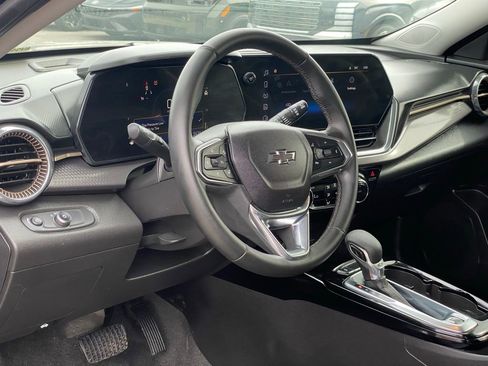 Used 2025 Chevrolet Trax ACTIV w/ Sunroof Package image 9