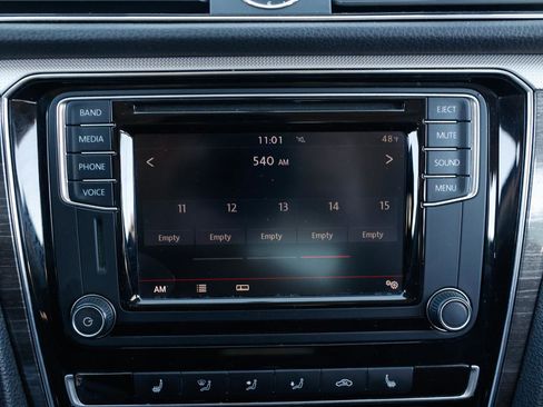 Used 2017 Volkswagen Passat 1.8T SE image 32