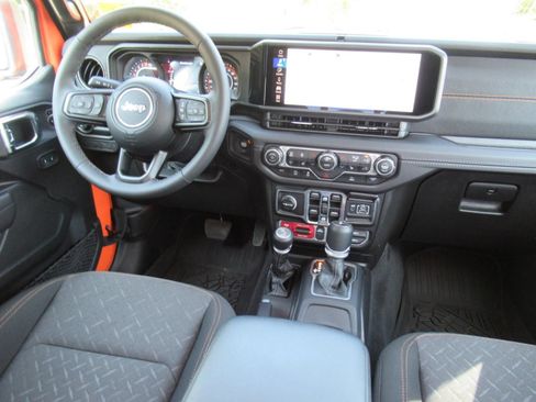 Certified 2025 Jeep Gladiator Mojave w/ Convenience Group AWD/4WD image 14