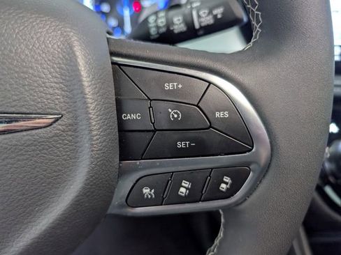 Used 2026 Chrysler Pacifica Limited FWD image 19