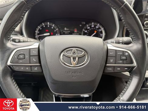 Used 2020 Toyota Highlander XLE image 19