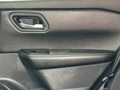 Certified 2025 Nissan Rogue SV FWD image 16