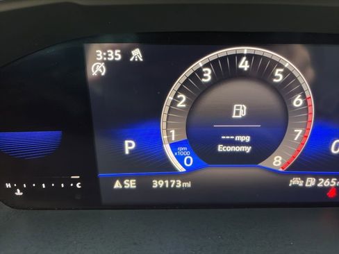 Used 2022 Volkswagen Tiguan SE image 16