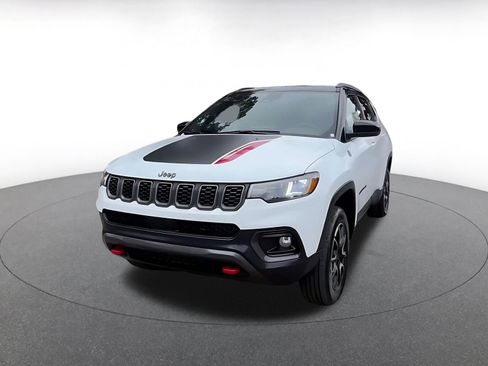 Used 2025 Jeep Compass Trailhawk AWD/4WD image 7