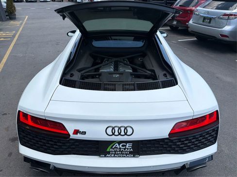Used 2021 Audi R8 V10 w/ Premium Package RWD image 13