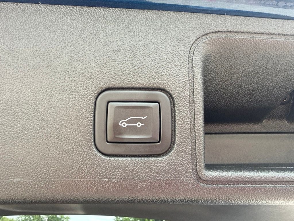 Used 2023 GMC Terrain SLT AWD/4WD image 8