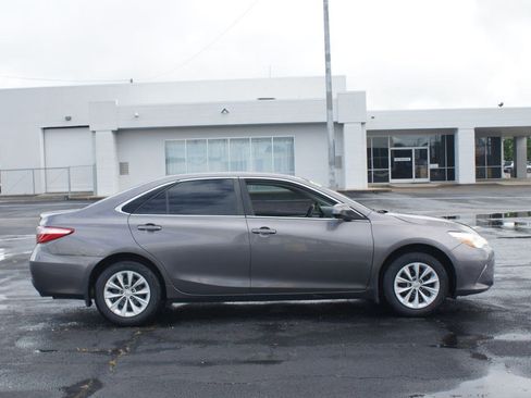 Used 2017 Toyota Camry LE FWD image 17