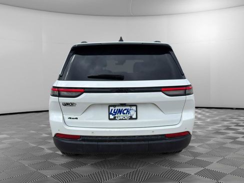 Used 2025 Jeep Grand Cherokee Altitude AWD/4WD image 4