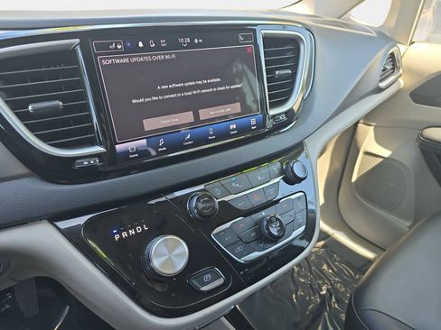 Used 2024 Chrysler Pacifica Touring-L FWD image 18