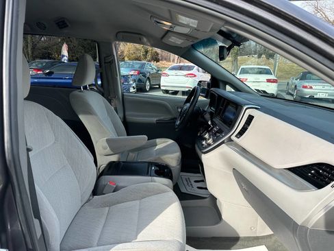 Used 2017 Toyota Sienna LE image 40