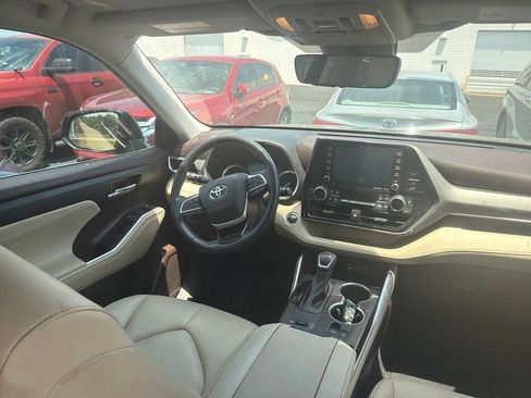 Used 2022 Toyota Highlander XLE FWD image 4