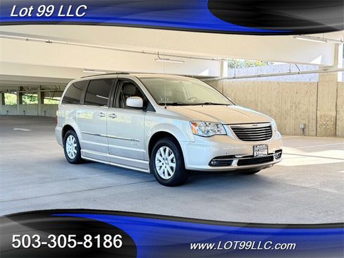 Used 2013 Chrysler Town & Country Touring FWD image 12