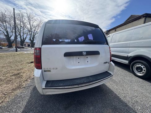 Used 2010 Dodge Grand Caravan SE image 5