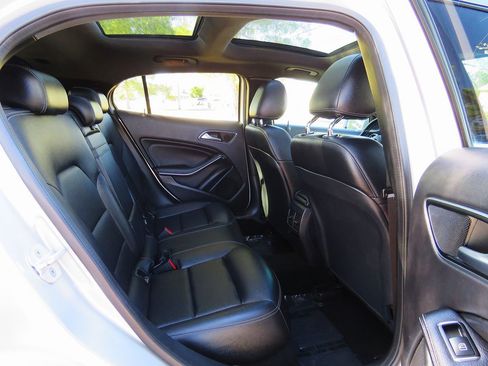 Used 2018 Mercedes-Benz GLA 250 4MATIC w/ Premium Package image 20