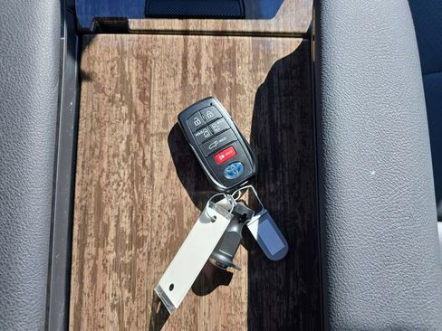 Used 2025 Toyota Sienna Platinum image 12