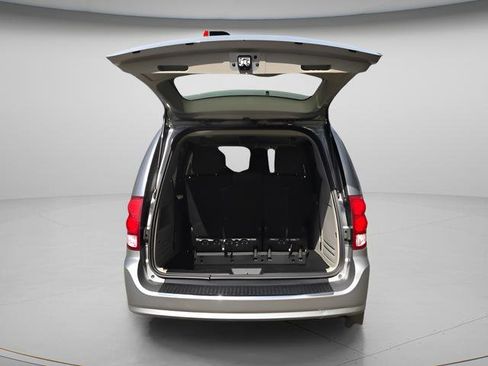 Used 2018 Dodge Grand Caravan SE image 6