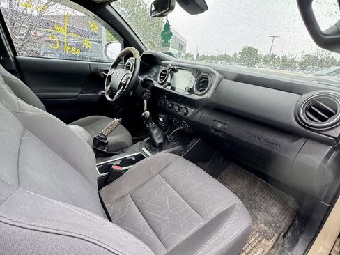 Used 2019 Toyota Tacoma TRD Sport w/ Technology Package AWD/4WD image 15