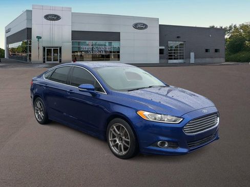 Used 2015 Ford Fusion SE w/ Equipment Group 202A image 2