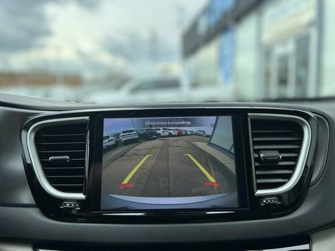 Used 2024 Chrysler Pacifica Touring-L FWD image 30
