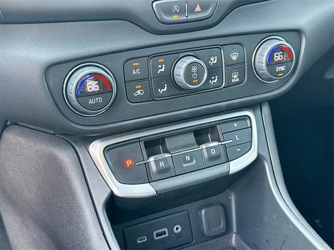 Used 2024 GMC Terrain SLE w/ Driver Convenience Package image 17