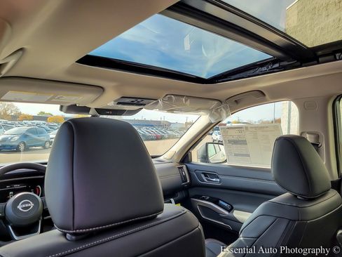 New 2025 Nissan Pathfinder Platinum image 12