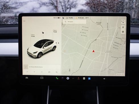 Used 2020 Tesla Model Y Long Range image 12