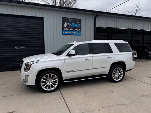 Used 2020 Cadillac Escalade Luxury image 2