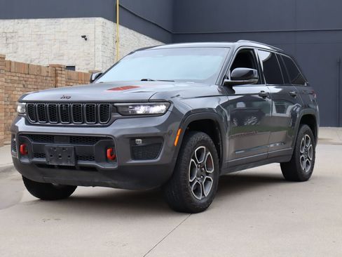 Used 2022 Jeep Grand Cherokee Trailhawk image 2