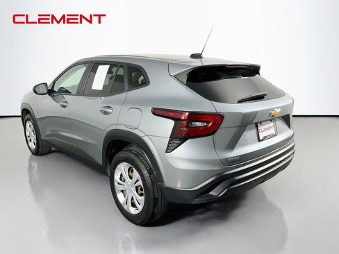 Used 2025 Chevrolet Trax LS w/ Driver Confidence Package FWD image 9