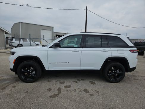 New 2025 Jeep Grand Cherokee Altitude image 6