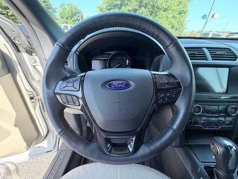 Used 2018 Ford Explorer XLT w/ Equipment Group 202A FWD image 14