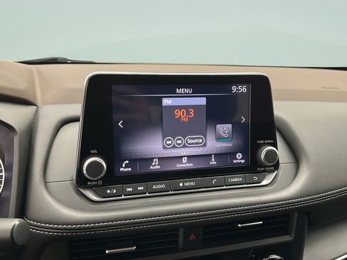 Used 2023 Nissan Rogue S AWD/4WD image 16