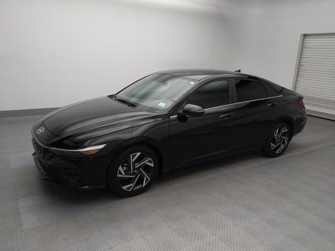 Used 2024 Hyundai Elantra SEL w/ Convenience Package image 2
