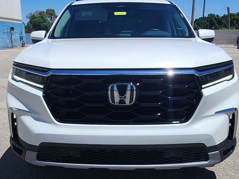 Used 2025 Honda Pilot Touring image 2