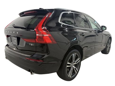 Used 2019 Volvo XC60 T5 Momentum w/ Multimedia Package AWD/4WD image 4