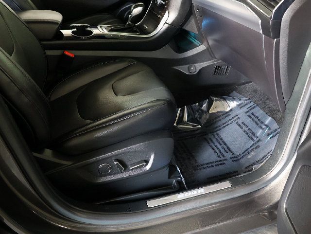 Used 2018 Ford Edge Titanium w/ Equipment Group 302A AWD/4WD image 36