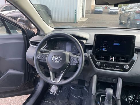 Used 2025 Toyota Corolla Cross LE image 33