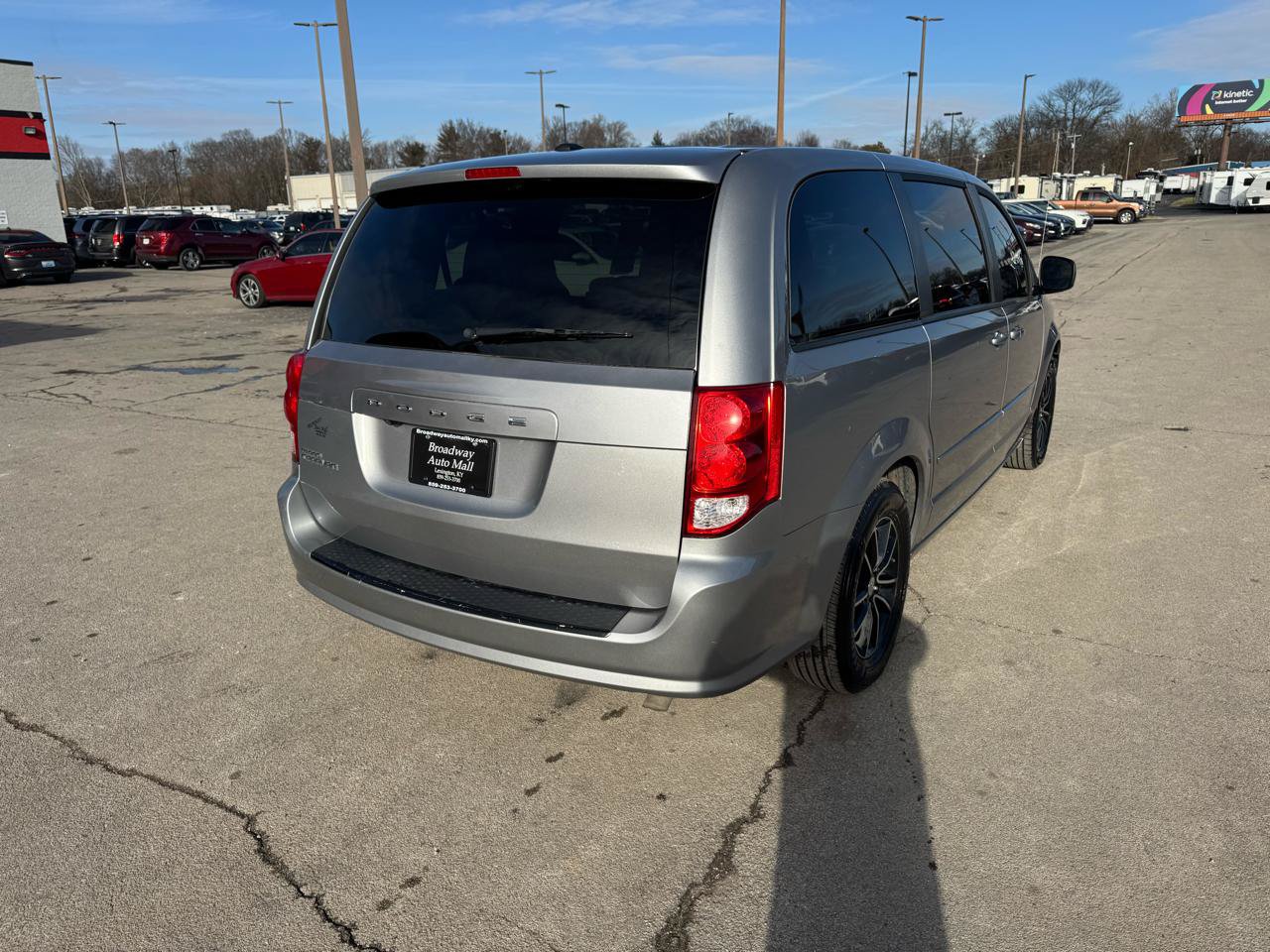 Used 2017 Dodge Grand Caravan SE FWD image 3