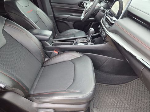 Used 2025 Jeep Compass Trailhawk AWD/4WD image 9