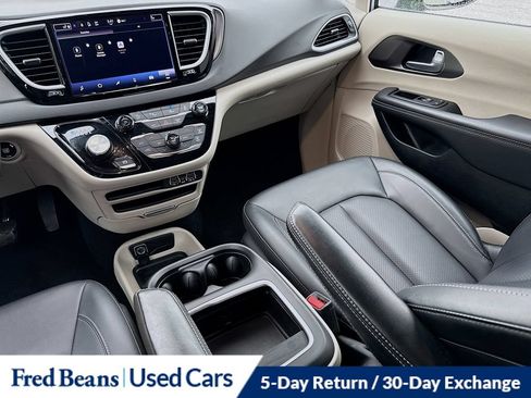 Used 2024 Chrysler Pacifica Touring-L FWD image 33