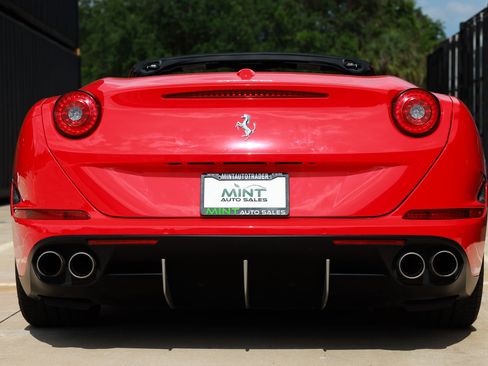 Used 2015 Ferrari California T RWD image 12