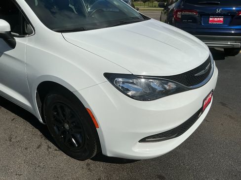 Used 2021 Chrysler Voyager Lxi image 25